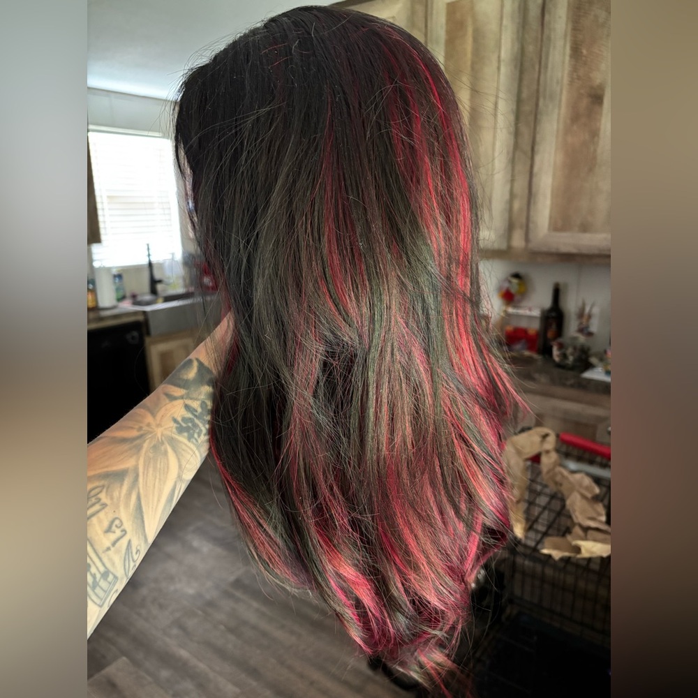 Red and black wig - Picture 2 of 4